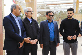 حضور میرحمید حسن‌زاده مدیر شورای تحریریه دفتر مرکزی ایسنابرمزار شهید اسماعیل عمرانی (خبرنگار ایسنا)در گلزار شهدای عنبرآباد جیرفت 