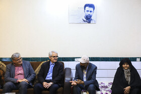 دیدار میرحمید حسن‌زاده مدیر شورای تحریریه دفتر مرکزی ایسناو ابراهیم عسگری مدیر حوزه ریاست و روابط عمومی ایسنا با خانواده شهید عمرانی در استان کرمان