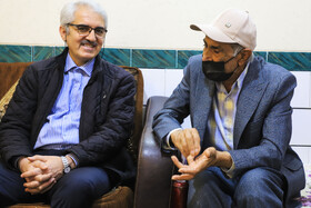 دیدار میرحمید حسن‌زاده مدیر شورای تحریریه دفتر مرکزی ایسنا با خانواده شهید عمرانی در استان کرمان