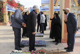 حضور میرحمید حسن‌زاده مدیر شورای تحریریه دفتر مرکزی ایسناو ابراهیم عسگری مدیر حوزه ریاست و روابط عمومی ایسنا برمزار شهید اسماعیل عمرانی (خبرنگار ایسنا)در گلزار شهدای عنبرآباد جیرفت 