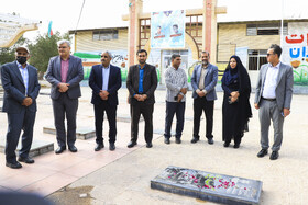 حضور میرحمید حسن‌زاده مدیر شورای تحریریه دفتر مرکزی ایسناو ابراهیم عسگری مدیر حوزه ریاست و روابط عمومی ایسنا برمزار شهید اسماعیل عمرانی (خبرنگار ایسنا)در گلزار شهدای عنبرآباد جیرفت 