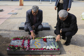 حضور میرحمید حسن‌زاده مدیر شورای تحریریه دفتر مرکزی ایسناو ابراهیم عسگری مدیر حوزه ریاست و روابط عمومی ایسنا برمزار شهید اسماعیل عمرانی (خبرنگار ایسنا) در گلزار شهدای عنبرآباد جیرفت 