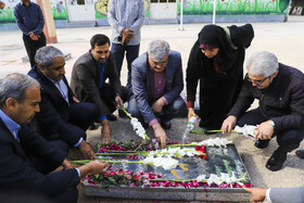 حضور میرحمید حسن‌زاده مدیر شورای تحریریه دفتر مرکزی ایسناو ابراهیم عسگری مدیر حوزه ریاست و روابط عمومی ایسنا برمزار شهید اسماعیل عمرانی (خبرنگار ایسنا)در گلزار شهدای عنبرآباد جیرفت 