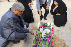 حضورابراهیم عسگری مدیر حوزه ریاست و روابط عمومی ایسنا برمزار شهید اسماعیل عمرانی (خبرنگار ایسنا)در گلزار شهدای عنبرآباد جیرفت 