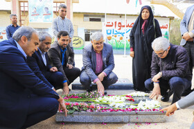 حضور میرحمید حسن‌زاده مدیر شورای تحریریه دفتر مرکزی ایسناو ابراهیم عسگری مدیر حوزه ریاست و روابط عمومی ایسنا برمزار شهید اسماعیل عمرانی (خبرنگار ایسنا)در گلزار شهدای عنبرآباد جیرفت 