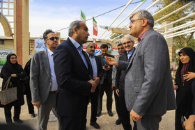 حضور میرحمید حسن‌زاده مدیر شورای تحریریه دفتر مرکزی ایسناو ابراهیم عسگری مدیر حوزه ریاست و روابط عمومی ایسنا برمزار شهید اسماعیل عمرانی (خبرنگار ایسنا)در گلزار شهدای عنبرآباد جیرفت 