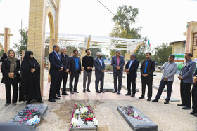 حضور میرحمید حسن‌زاده مدیر شورای تحریریه دفتر مرکزی ایسناو ابراهیم عسگری مدیر حوزه ریاست و روابط عمومی ایسنا برمزار شهید اسماعیل عمرانی (خبرنگار ایسنا)در گلزار شهدای عنبرآباد جیرفت 