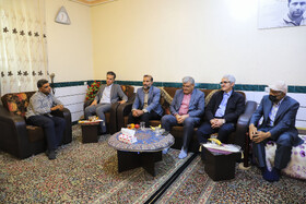 دیدار میرحمید حسن‌زاده مدیر شورای تحریریه دفتر مرکزی ایسناو ابراهیم عسگری مدیر حوزه ریاست و روابط عمومی ایسنا با خانواده شهید عمرانی در استان کرمان