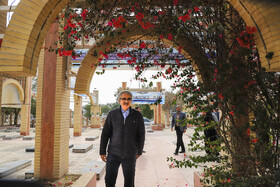 حضور میرحمید حسن‌زاده مدیر شورای تحریریه دفتر مرکزی ایسنا برمزار شهید اسماعیل عمرانی (خبرنگار ایسنا) در گلزار شهدای عنبرآباد جیرفت 