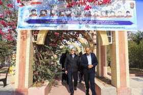 حضور میرحمید حسن‌زاده مدیر شورای تحریریه دفتر مرکزی ایسنا برمزار شهید اسماعیل عمرانی (خبرنگار ایسنا)در گلزار شهدای عنبرآباد جیرفت 