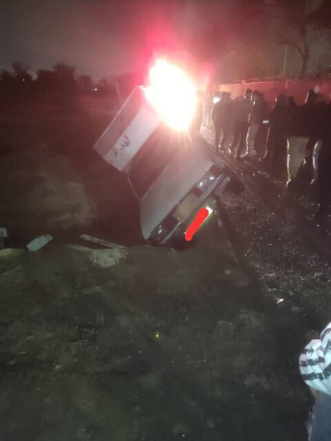 فرونشست زمین در شهرک ولیعصر سه خودرو را گرفتار کرد / عملیات موفق آتش‌نشانی بدون مصدوم