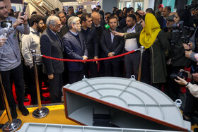 حسین سیمایی صراف، وزیر علوم، تحقیقات و فنآوری و حسین افشین، معاون علمی رییس جمهور در بازدید از سیزدهمین نمایشگاه ایران ساخت