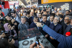 حسین سیمایی صراف، وزیر علوم، تحقیقات و فنآوری و حسین افشین، معاون علمی رییس جمهور در بازدید از سیزدهمین نمایشگاه ایران ساخت