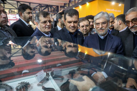 حسین سیمایی صراف، وزیر علوم، تحقیقات و فنآوری و حسین افشین، معاون علمی رییس جمهور در بازدید از سیزدهمین نمایشگاه ایران ساخت