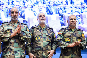  امیر سرتیپ دوم عباس ملکی‌زاده فرمانده جدیدقرارگاه منطقه‌ای جنوب‌شرق نزاجا ،  امیر سرتیپ غلامعلیان ، فرمانده پیشین قرارگاه منطقه‌ای جنوب‌شرق نزاجا و امیر سرتیپ علی جهانشاهی، فرمانده نیروی زمینی ارتش در مراسم تکریم و معارفه فرمانده قرارگاه منطقه‌ای جنوب‌شرق نزاجا - کرمان