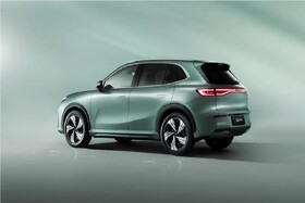 رونمایی از خودروی برقی که درجا می‌چرخد!