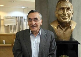 کتابخانه کامران فانی اهدا شد