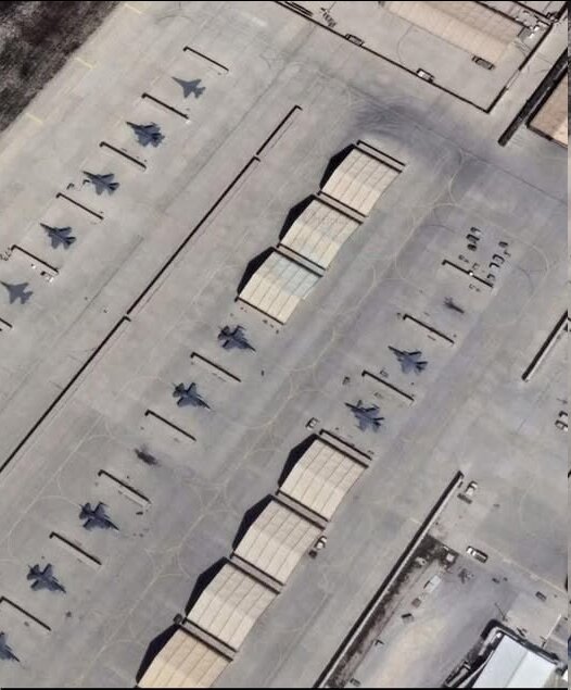 واشنگتنپست: طالبان تصاویر هواپیماهای نظامی را در پایگاه هوایی بگرام نقاشی کرده است