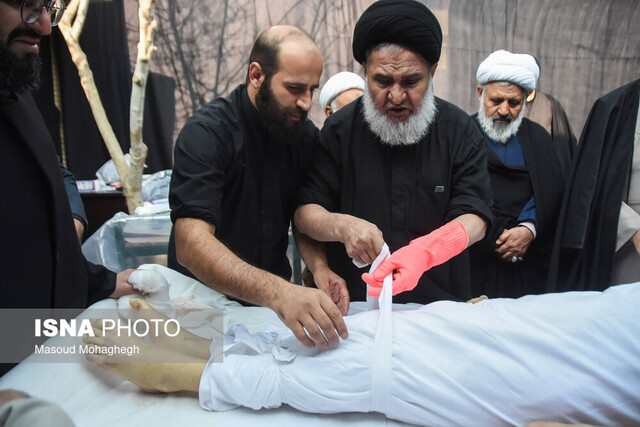وداع طلاب سمنان با پیکر آیتالله شاهچراغی/ تغسیل و تکفین پیکر در حوزه صادقیه