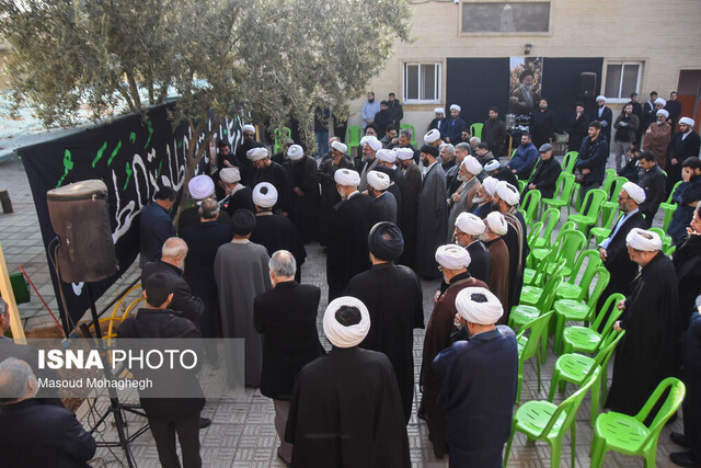 وداع طلاب سمنان با پیکر آیتالله شاهچراغی/ تغسیل و تکفین پیکر در حوزه صادقیه