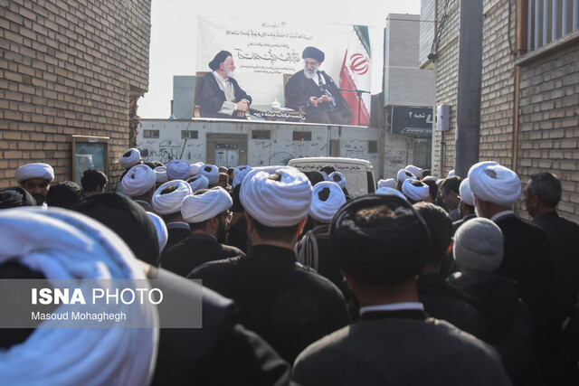 وداع طلاب سمنان با پیکر آیت‌الله شاهچراغی/ تغسیل و تکفین پیکر در حوزه علمیه صادقیه