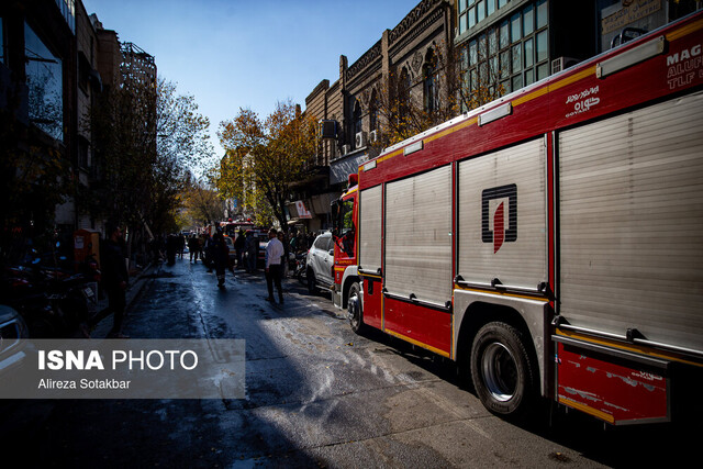 آتش‌سوزی در انبار لوازم الکترونیکی در لاله‌زار / اعزام ۴ ایستگاه آتش‌نشانی