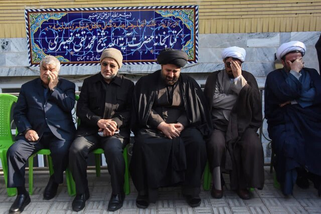 وداع طلاب سمنان با پیکر آیتالله شاهچراغی/ تغسیل و تکفین پیکر در حوزه صادقیه