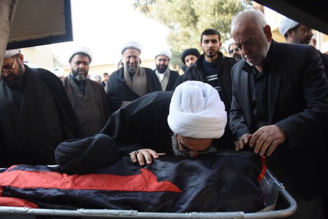 وداع طلاب سمنان با پیکر آیتالله شاهچراغی/ تغسیل و تکفین پیکر در حوزه صادقیه