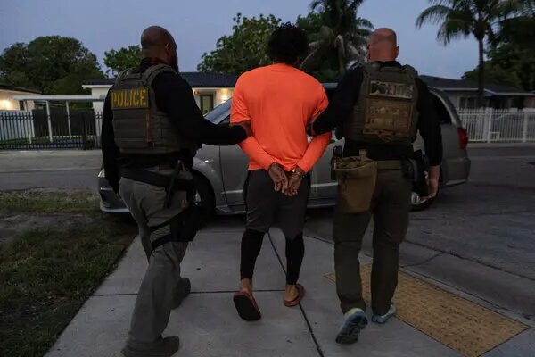 گاردین: ترامپ در حال پاکسازی قومی در آمریکا است