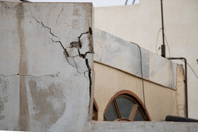 اثرات فرونشست در دیوار منازل مسکونی واقع در گذر پشت‌مطبخ میدان‌نقش‌جهان‌‌ اصفهان