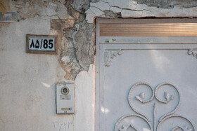 اثرات فرونشست در دیوار منازل مسکونی واقع در گذر پشت‌مطبخ اصفهان