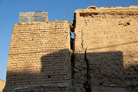 اثرات فرونشست در دیوار منازل مسکونی واقع در خیابان هشت ‌بهشت اصفهان