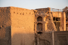 اثرات فرونشست در دیوار منازل مسکونی واقع در خیابان هشت ‌بهشت اصفهان