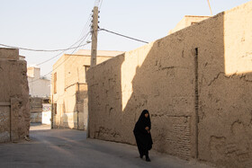 خشکسالی طولانی‌مدت، برداشت‌های بی‌رویه آب از سفره‌های زیرزمینی و همچنین حذف جریان آب رودخانه زاینده‌رود از دل شهر، را از عواملی می‌دانند که باعث وقوع و شدت گرفتن فرونشست زمین در این شهر شده است.