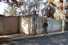 خشکسالی طولانی‌مدت، برداشت‌های بی‌رویه آب از سفره‌های زیرزمینی و همچنین حذف جریان آب رودخانه زاینده‌رود از دل شهر، را از عواملی می‌دانند که باعث وقوع و شدت گرفتن فرونشست زمین در این شهر شده است.