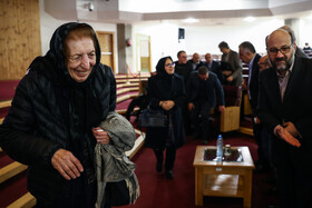 ژاله آموزگار در مراسم تشییع پیکر کامران فانی