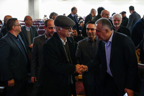 نیکنام حسینی‌پور و محمود عابدی در مراسم تشییع پیکر کامران فانی