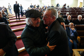 علی رواقی و محمدرضا شفیعی‌ کدکنی در مراسم تشییع پیکر کامران فانی