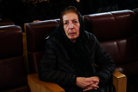 ژاله آموزگار در مراسم تشییع پیکر کامران فانی