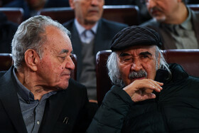 علی رواقی و محمدرضا شفیعی‌ کدکنی در مراسم تشییع پیکر کامران فانی