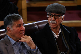 محمود عابدی و محمدجعفر یاحقی در مراسم تشییع پیکر کامران فانی