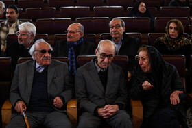 از راست- ژاله آموزگار، علی اشرف صادقی و حسن انواری در مراسم تشییع پیکر کامران فانی