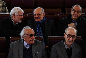 از راست- امید طبیب‌زاده، مصطفی عاصی و محمدرضا ترکی در مراسم تشییع پیکر کامران فانی