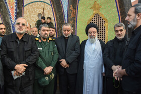 از سمت راست محمد جواد کولیوند، استاندار سمنان، آیت الله سید احمد خاتمی، امام جمعه موقت تهران و عضو فقهای شورای نگهبان و نماینده مجلس خبرگان رهبری و سید محمد رضا هاشمی، استاندار پیشین سمنان و استاندار فعلی خراسان جنوبی و سردار سرتیپ پاسدار قاسم قریشی جانشین سازمان بسیج مستضعفین و سردار سید تقی شاهچراغی، فرزند مرحوم در مراسم تشییع پیکر «آیت الله سید محمد شاهچراغی» در سمنان