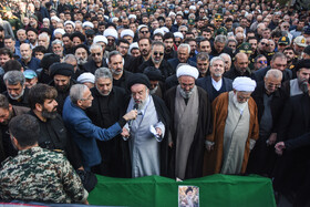 اقامه نماز بر پیکر «آیت الله سید محمد شاهچراغی» در سمنان توسط آیت الله سید احمد خاتمی، امام جمعه موقت تهران و عضو فقهای شورای نگهبان و نماینده مجلس خبرگان رهبری