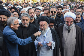 اقامه نماز بر پیکر «آیت الله سید محمد شاهچراغی» در سمنان توسط آیت الله سید احمد خاتمی، امام جمعه موقت تهران و عضو فقهای شورای نگهبان و نماینده مجلس خبرگان رهبری