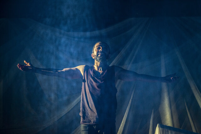 نمایش «شاخ بیسر» الان در آینده خودم هستم