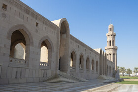 مسجد جامع سلطان قابوس بزرگ در ولایت بوشر عمان، نه‌تنها محل برگزاری نمازهای جماعت و مناسبت‌های مذهبی است، بلکه مرکز فعالیت‌های فرهنگی، علمی و گفت‌وگوی بین‌فرهنگی نیز به‌شمار می‌رود.