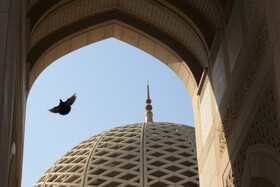 معماری مسجد جامع سلطان قابوس تلفیقی از هنر اسلامی معاصر و عناصر بومی عمانی است و پنج مناره آن نمادی از پنج رکن اسلام به‌شمار می‌رود.