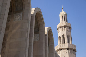 ساخت مسجد جامع سلطان قابوس در دوران سلطنت زنده‌یاد سلطان قابوس بن سعید آغاز شد و پس از حدود شش سال، در ۴ می ۲۰۰۱ به‌طور رسمی افتتاح گردید.